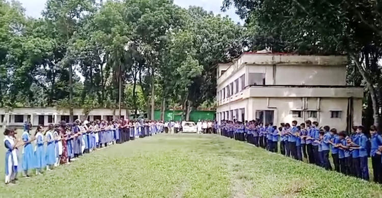 ফরিদপুরে ফুল সজ্জিত গাড়িতে শিক্ষকদের রাজসিক বিদায়