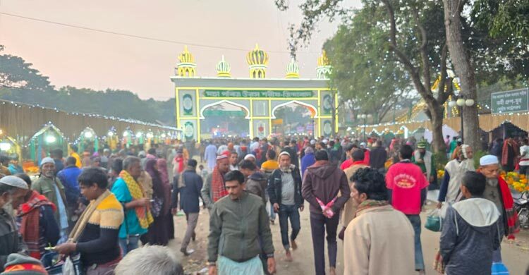 বিশ্ব শান্তি কামনায় শেষ হলো জাকের মঞ্জিলের উরস