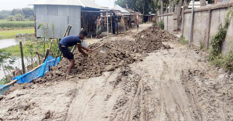 ধসে যাওয়া সেই রাস্তা সংস্কার করে দিলেন ইউএনও