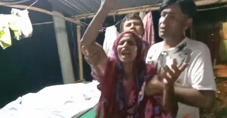 বাড়ির পাশে স্ত্রীর মরদেহ রেখে পালালেন স্বামী