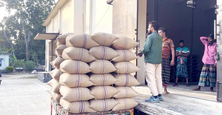 ফরিদপুরে তালিকা ও উদ্বোধনের আগেই খাদ্য গুদামে ধান মজুদের অভিযোগ