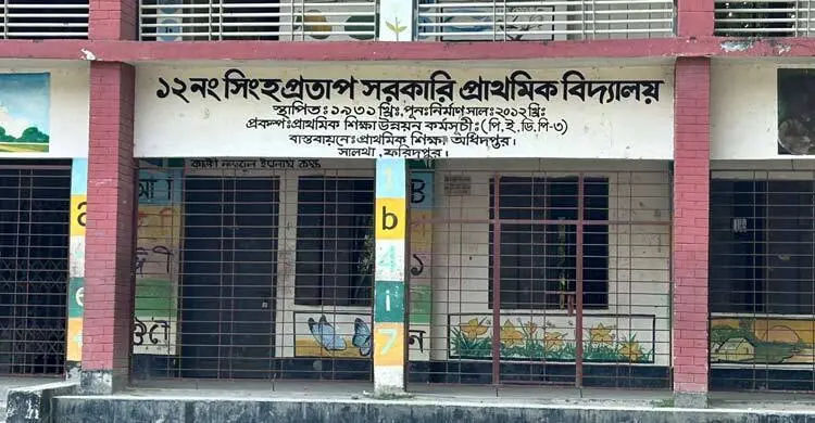 সরকারি স্কুলে নেওয়া হয় মাসিক বেতন, শ্রেণিকক্ষেই প্রাইভেট পড়ান শিক্ষকরা
