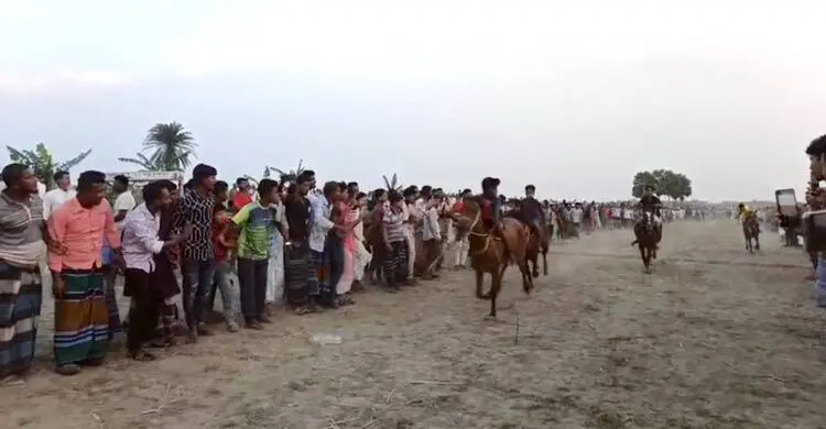 ফরিদপুরে ঐতিহ্যবাহী ঘোড়দৌড় দেখতে হাজারো মানুষের ঢল
