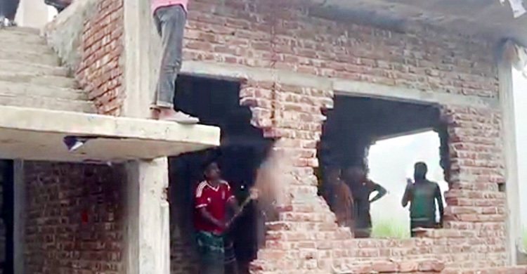 ফরিদপুরে মাদক ব্যবসায়ীর বাড়িতে আগুন দিলো ক্ষুব্ধ গ্রামবাসী