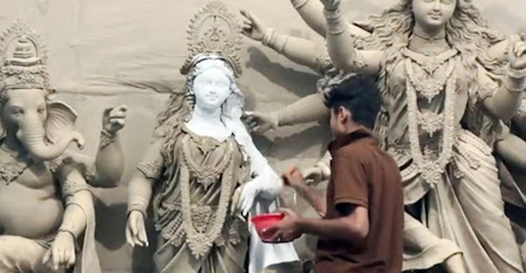 মণ্ডপে উৎসবের আমেজ, প্রতিমার সাজসজ্জায় ব্যস্ত শিল্পীরা