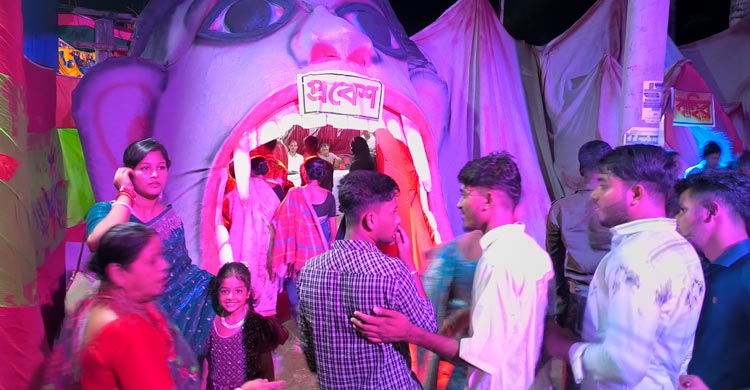 ফরিদপুরের হরি মন্দিরে ৫১ সতীপীঠে ১৫১ প্রতিমা, দর্শনার্থীদের ভিড়