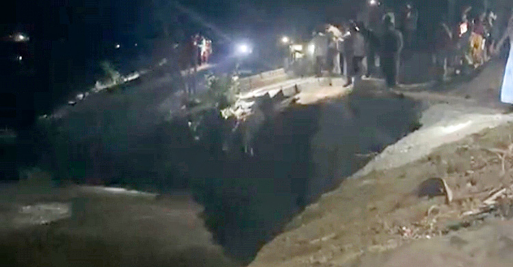 অসময়ে মধুমতীর ভাঙনে দিশেহারা নদী পাড়ের মানুষ