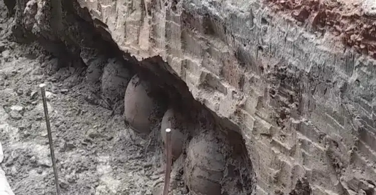 মাটি খুঁড়ে বের হলো রহস্যময় ১৫ প্রাচীন কলস