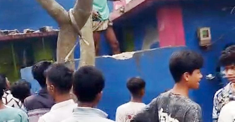 ফরিদপুরে মাদক ব্যবসায়ীর বাড়িতে আগুন দিলো ক্ষুব্ধ গ্রামবাসী