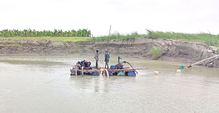 নির্বিঘ্নে চলছে ড্রেজারে বালু উত্তোলন, ক্ষতির শঙ্কায় স্থানীয়রা