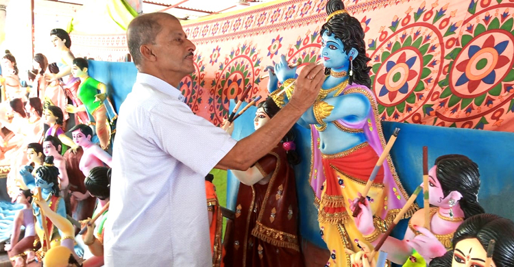 এক মণ্ডপে ২০১ প্রতিমায় দুর্গাপূজা, চলছে শেষ মুহূর্তের প্রস্তুতি