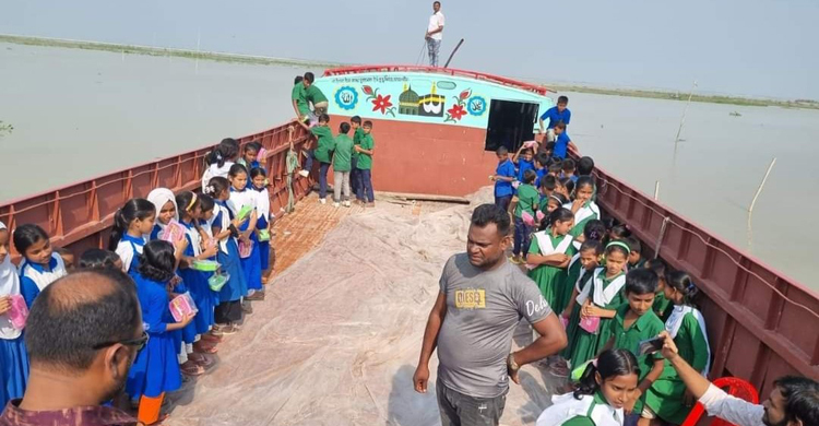 ট্রলার পেলেন চরাঞ্চলের প্রাথমিকের শিক্ষক-শিক্ষার্থীরা