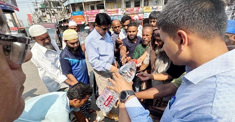 শ্রমজীবী মানুষের জন্য পানি-স্যালাইন নিয়ে রাস্তায় জেলা প্রশাসক