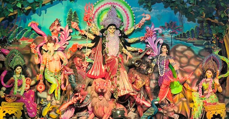 ফরিদপুরের হরি মন্দিরে ৫১ সতীপীঠে ১৫১ প্রতিমা, দর্শনার্থীদের ভিড়