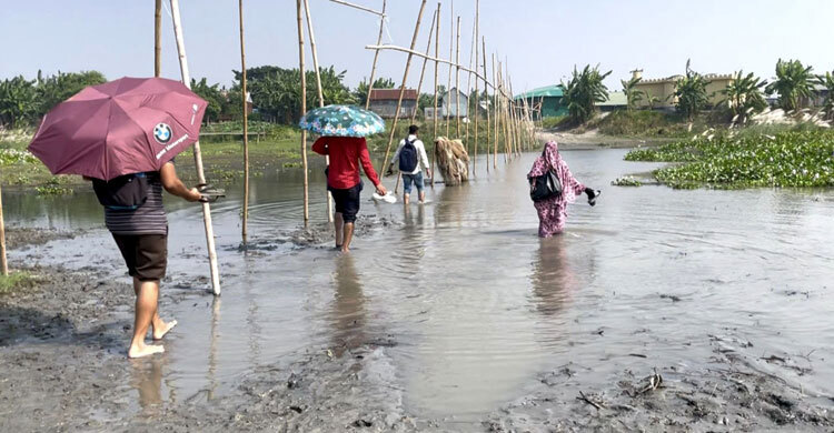 কাদমাটি মাড়িয়ে যেতে হয় স্কুলে, ঝরে পড়ছে শিক্ষার্থী