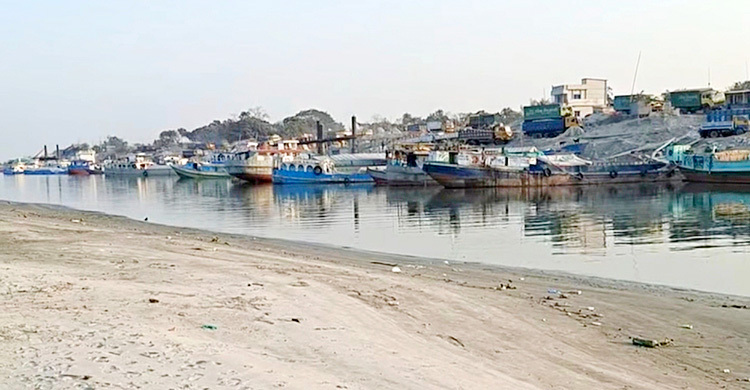 নৌবন্দরে পণ্যবাহী জাহাজ-কার্গো-ট্রলার চলাচল বন্ধ