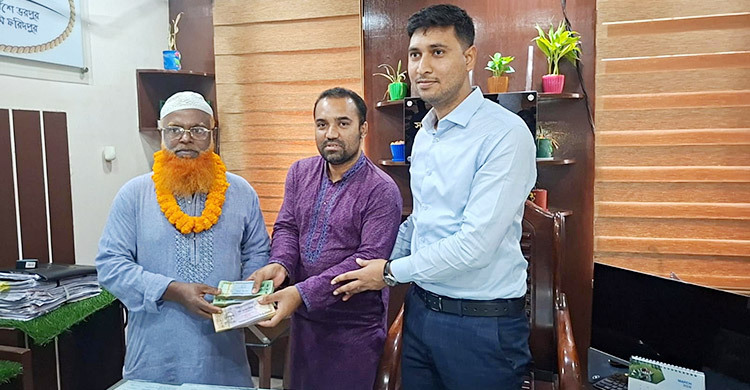 বৃদ্ধের ফেলে যাওয়া দেড় লাখ টাকা ফিরিয়ে দিলেন চা বিক্রেতা