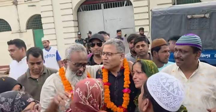 জেলগেটে আওয়ামী লীগ নেতাকে ফুলের মালা পরিয়ে বরণ বিএনপির এমপির