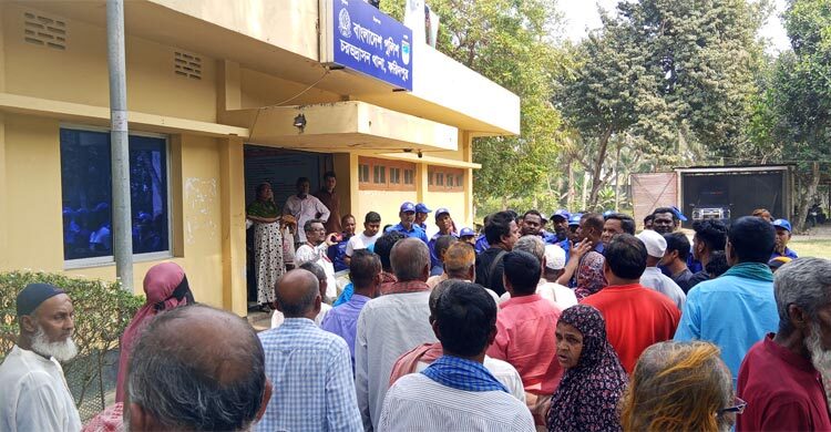 ফরিদপুরে জমি দখলের অভিযোগ, ইউএনও-ওসির দ্বারস্থ গ্রামবাসী