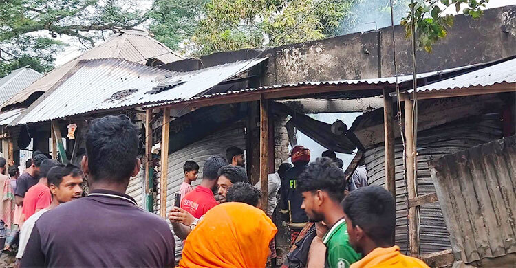 বাজারে লাগা আগুন নেভানোর সময় সিলিন্ডার বিস্ফোরণ, প্রাণ গেলো একজনের