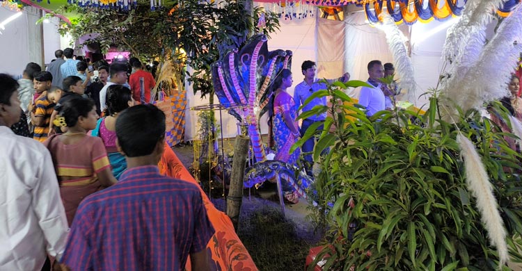 ফরিদপুরের হরি মন্দিরে ৫১ সতীপীঠে ১৫১ প্রতিমা, দর্শনার্থীদের ভিড়