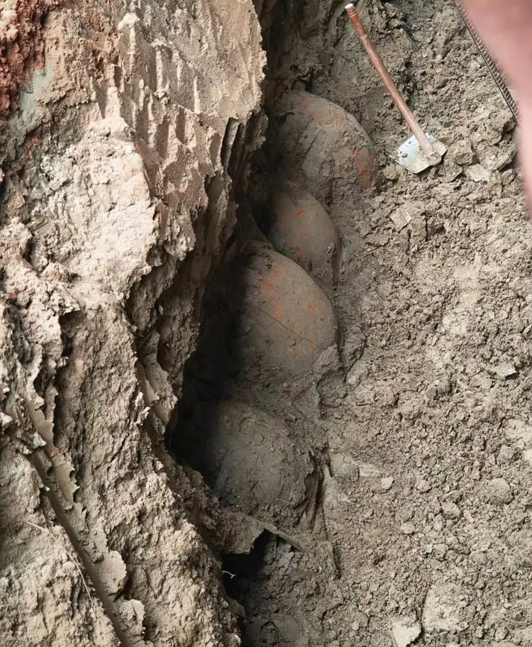 মাটি খুঁড়ে বের হলো রহস্যময় ১৫ প্রাচীন কলস