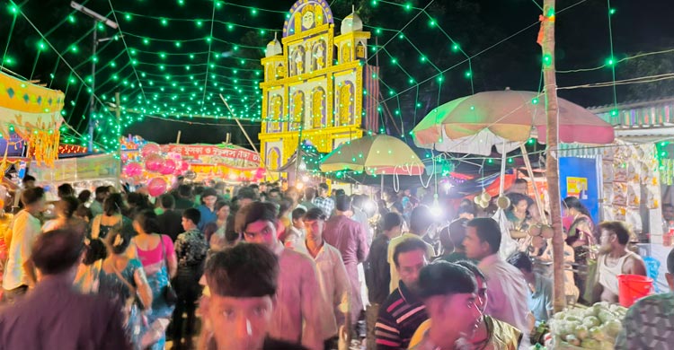 ফরিদপুরের হরি মন্দিরে ৫১ সতীপীঠে ১৫১ প্রতিমা, দর্শনার্থীদের ভিড়