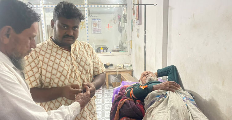 ঝড়ে ঘরের ওপর গাছ পড়াকে কেন্দ্র করে দুই পরিবারের সংঘর্ষ, আহত ১২