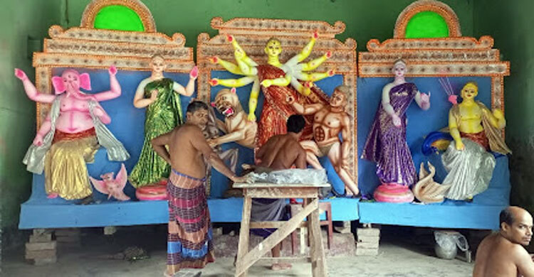 মণ্ডপে উৎসবের আমেজ, প্রতিমার সাজসজ্জায় ব্যস্ত শিল্পীরা