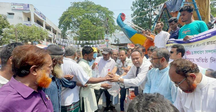 ফরিদপুরে কৃষকদলের উদ্যোগে পানি-স্যালাইন বিতরণ