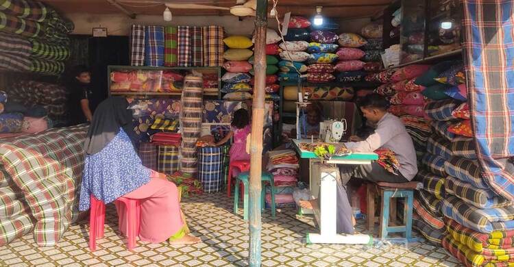 দিনাজপুরে শীত বাড়ার সঙ্গে ভিড় বাড়ছে লেপ-তোশকের দোকানে