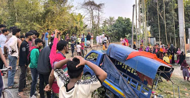 ফরিদপুরে ট্রেনের ধাক্কায় পিকআপে থাকা দুই ভাইসহ নিহত ৩