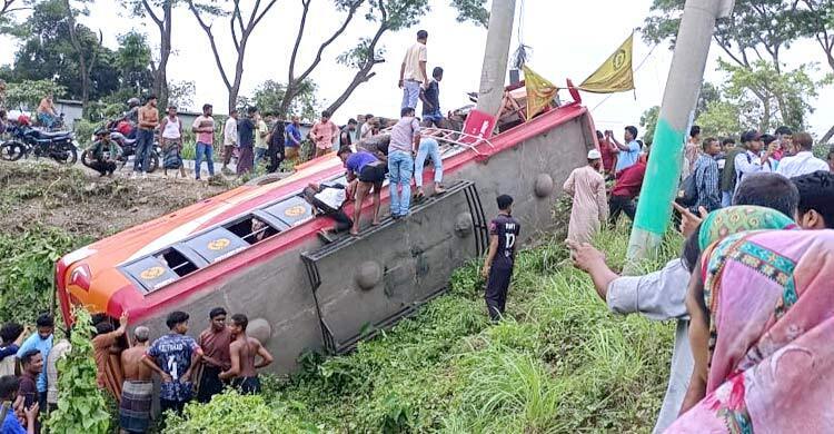 6 die as bus plunges into ditch in Faridpur