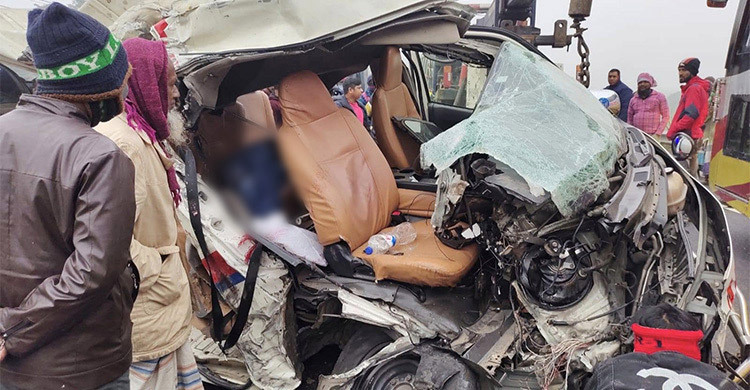 3 die as truck, ambulance collide in Faridpur