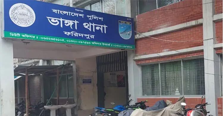 বাবার মোটরসাইকেল থেকে পড়ে ট্রাকচাপায় মেয়ের মৃত্যু