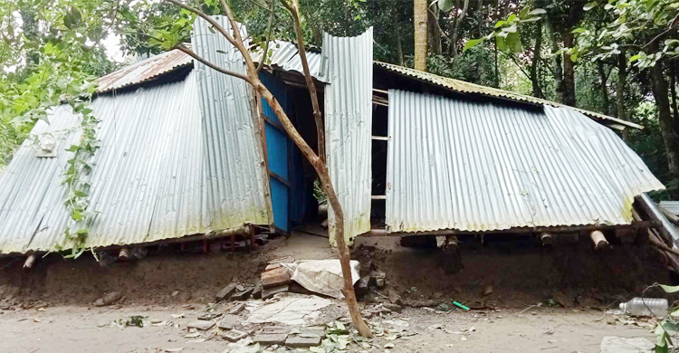 ঘূর্ণিঝড়ে সর্বস্ব হারিয়ে দু&rsquo;দিন ধরে খোলা আকাশের নিচে হোসনেয়ারা