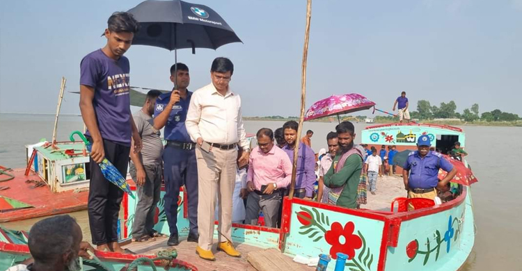 ট্রলার পেলেন চরাঞ্চলের প্রাথমিকের শিক্ষক-শিক্ষার্থীরা