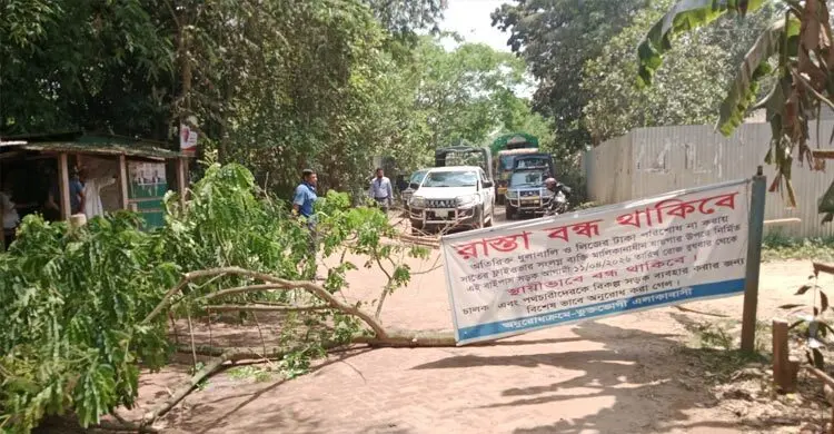 ৯ বছরেও শেষ হয়নি ওভারপাস, ক্ষোভে সড়ক অবরোধ করে স্থানীয়দের বিক্ষোভ