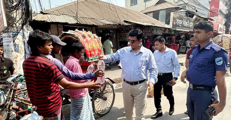 শ্রমজীবী মানুষের জন্য পানি-স্যালাইন নিয়ে রাস্তায় জেলা প্রশাসক