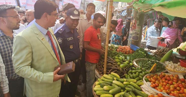 &lsquo;আংকেল, পোশাকের দাম বাড়িয়ে আমাদের ঈদের আনন্দ নষ্ট করবেন না&rsquo;