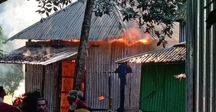 ফরিদপুরে আধিপত্য বিস্তারকে কেন্দ্র করে সংঘর্ষ-বাড়িঘর ভাঙচুর, আহত ২০