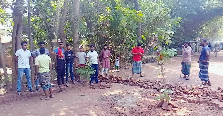 ৯ বছরেও শেষ হয়নি ওভারপাস, ক্ষোভে সড়ক অবরোধ করে স্থানীয়দের বিক্ষোভ