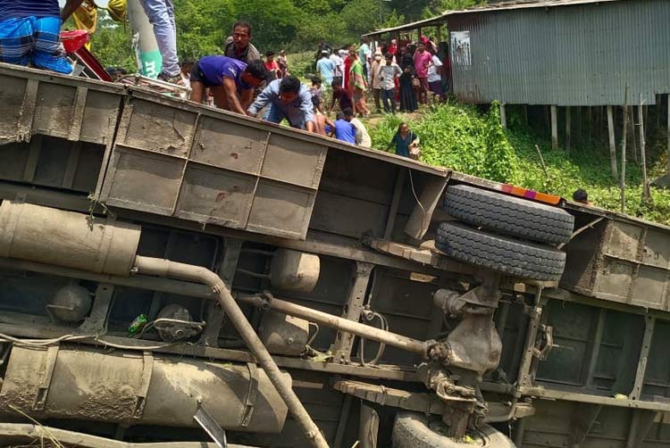 ফরিদপুরে নিয়ন্ত্রণ হারিয়ে বাস খাদে, নিহত ৫