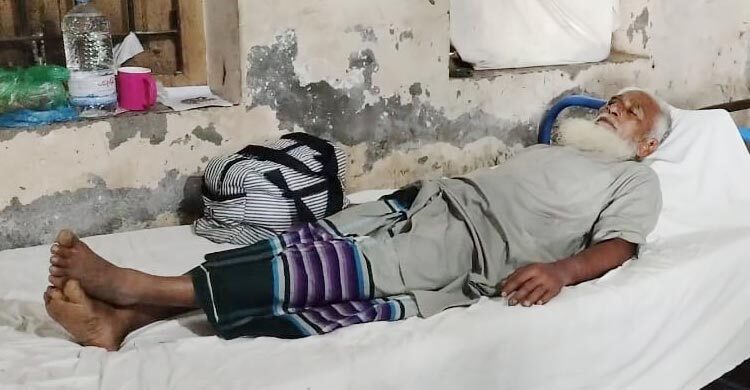 রাসেলস ভাইপারের ছোবল, পলিথিনে সাপ নিয়ে হাসপাতালে কৃষক