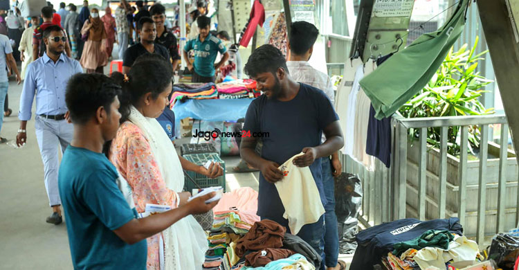 প্রয়োজনীয় পণ্য কিনছেন ফুটপাতে চলাচলকারী পথচারীরা