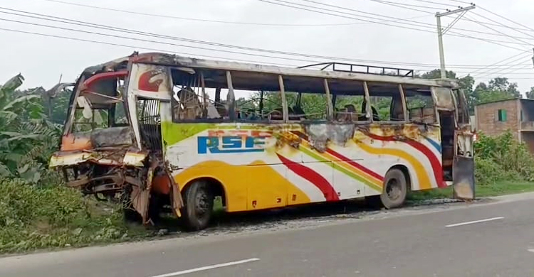 ফরিদপুরে হাইওয়ে থানার জব্দ করা বাসে আগুন
