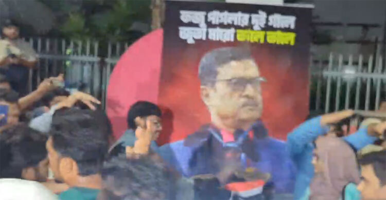ঢাবিতে বিএনপি নেতা ফজলুর রহমানের কুশপুতুল দাহ