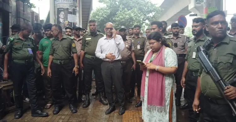 সচিবালয় থেকে কারওয়ান বাজার পর্যন্ত মেট্রোরেলের নিচে উচ্ছেদ অভিযান 