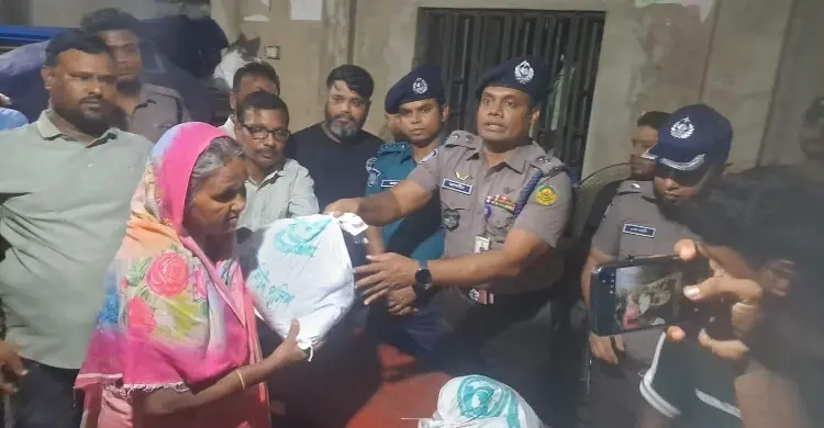 আশ্রয়কেন্দ্রে থাকা ৭০০ পরিবারের পাশে সিএমপি, চলছে ত্রাণ বিতরণ