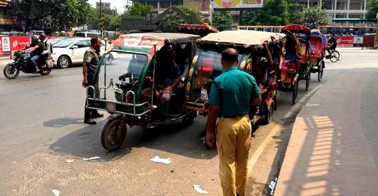 মূল সড়ক থেকে ব্যাটারিচালিত রিকশা ডাম্পিং, চালকদের সতর্ক করলো পুলিশ